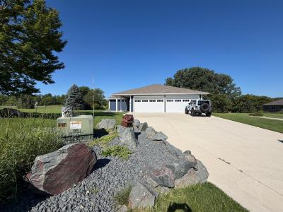 1740 Bay Oaks Drive, Albert Lea, Minnesota 56007, USA