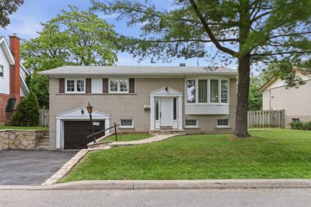 121  Rue Woodlawn, Dollard-Des Ormeaux, 魁北克省 H9A 1Z4, 加拿大