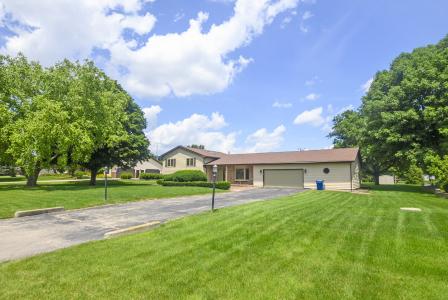 24662 W Red Oak Lane, Shorewood, Illinois 60404, USA