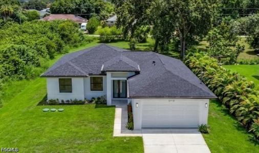 2713 8th Street W, Lehigh Acres, Floride 33971, États-Unis