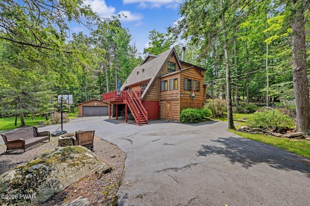 1009 Rolling Hills Drive, Lake Ariel, Pennsylvania 18436, USA