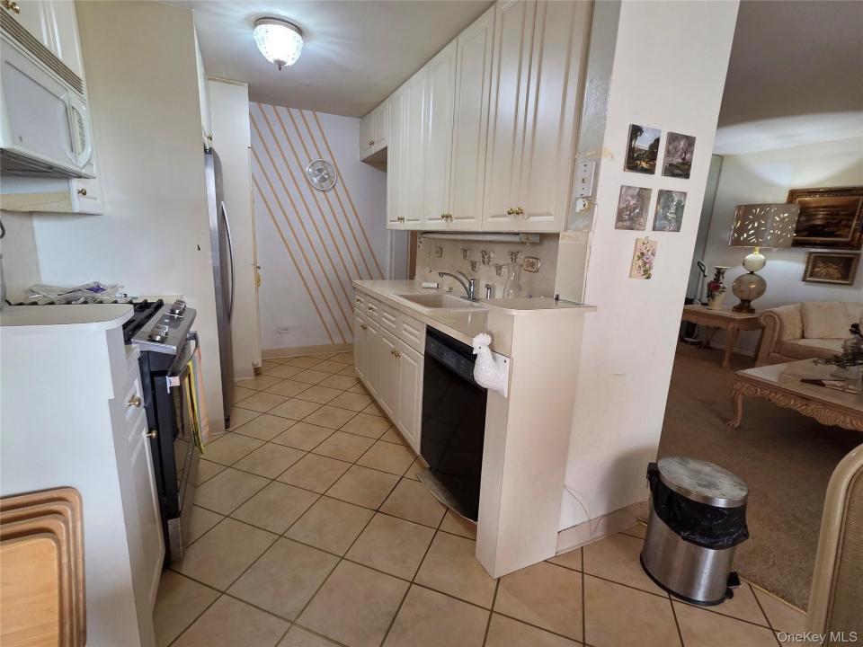 18-05 215th Street unit: 5D, Bayside, New York 11360, USA