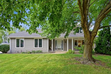 8221 Oakwood Drive, Urbandale, أيوا 50322, الولايات المتحدة