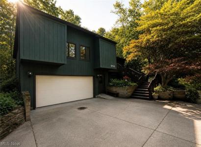 950 Kingswood Drive, Akron, Ohio 44313, USA