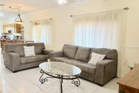 TOWN HALL COURTS 2 BED, West Bay, Grand Cayman, Isole Cayman