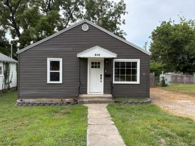 613 East Highland Street, Aurora, Missouri 65605, USA
