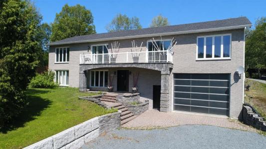 2239-2239A Rue des Coteaux, Rouyn-Noranda, Quebec J9Y 0J7, Canada