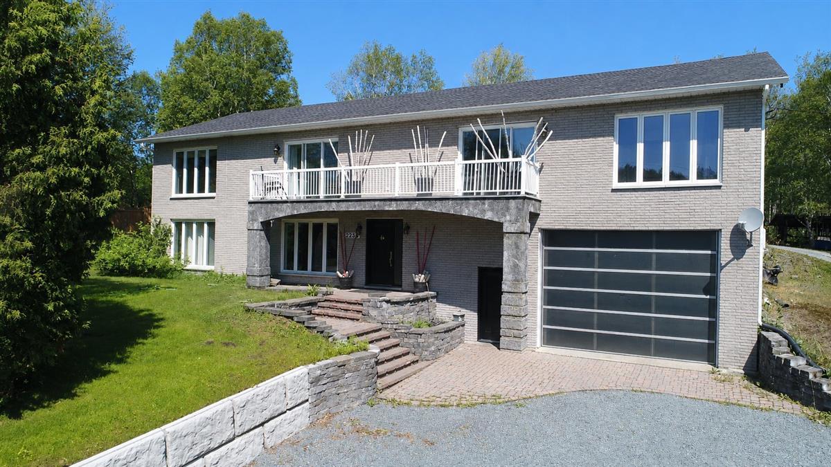 2239-2239A Rue des Coteaux, Rouyn-Noranda, Quebec J9Y 0J7, Canada