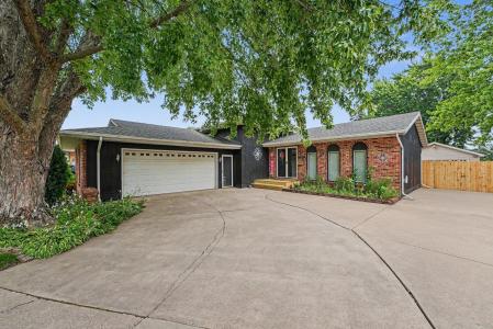 9425 Larch Drive, Munster, Indiana 46321, USA