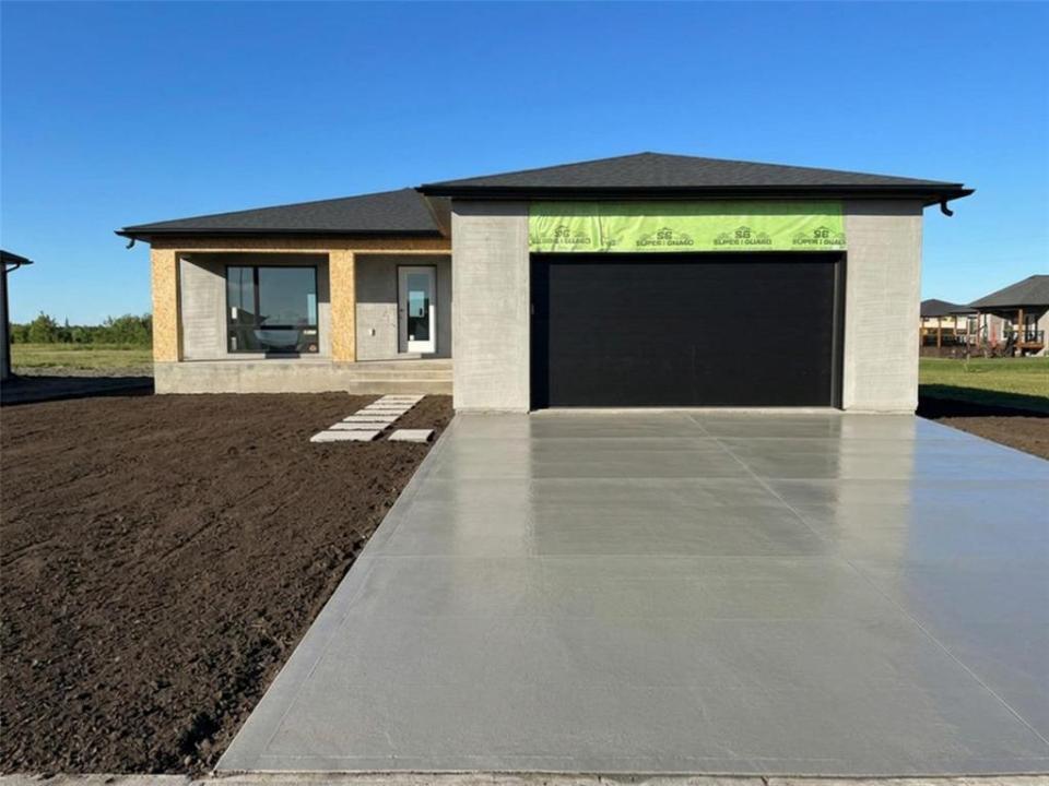 49 CARIBOU BAY, Steinbach, Manitoba R5G 2Y1, Canada