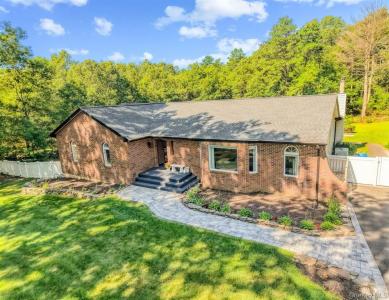 24 Bauer Avenue, Manorville, New York 11949, USA