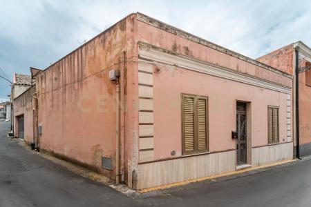 Piazza Guglielmo Marconi, Camporotondo Etneo, Sicilia 95040, Italie