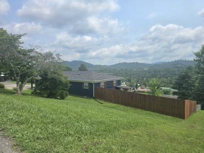 221 Rose Dr, Tazewell, Tennessee 37879, USA