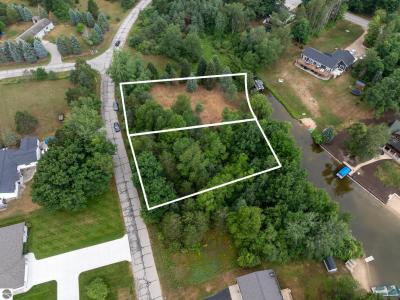 1009 Cantabrian Drive, Weidman, Michigan 48893, USA