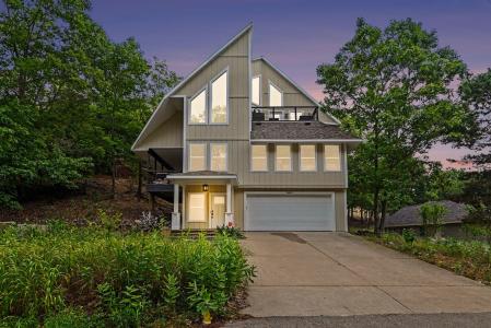 18882 Piney Point Drive, Spring Lake, Michigan 49456, USA