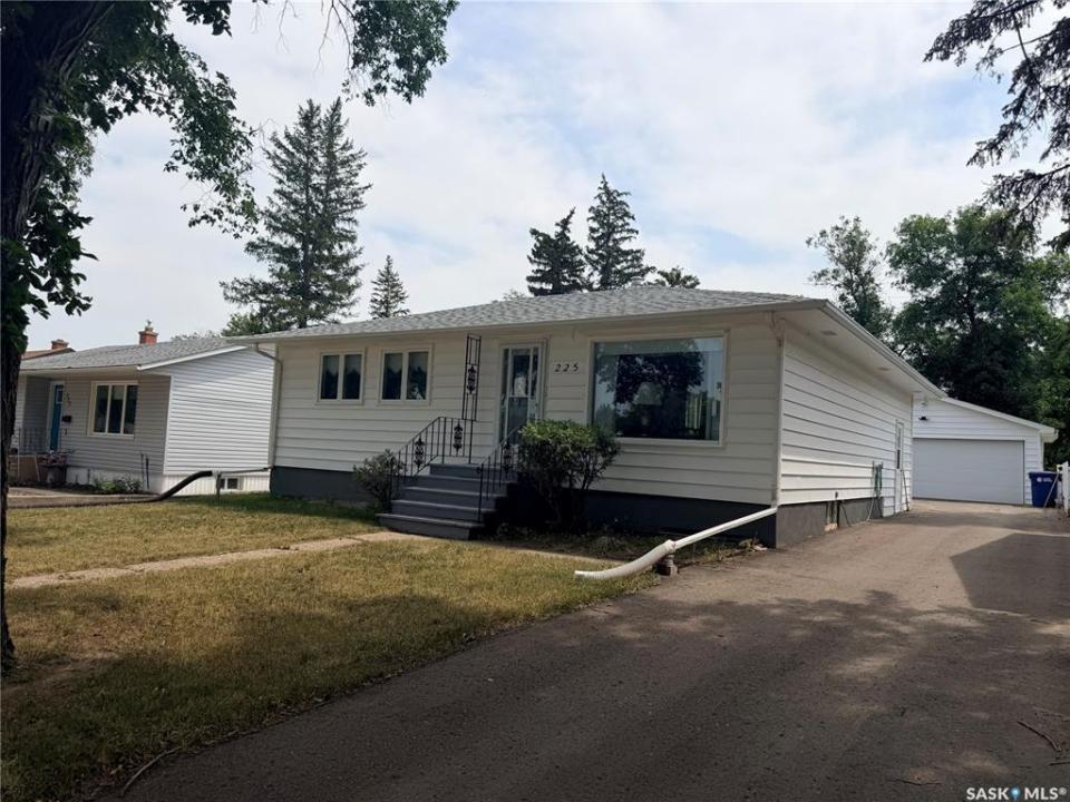 225 DOMINION ROAD, Assiniboia, Saskatchewan S0H 0B0, Canada