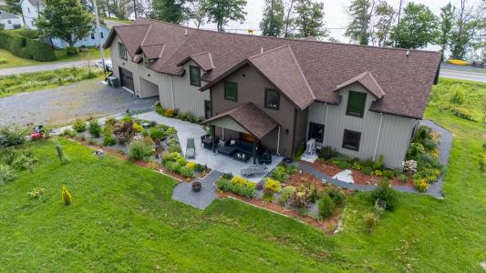 887 Lake Shore Road, Chazy, New York 12921, USA