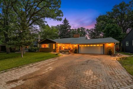 123 HARRIS BOULEVARD, Winnipeg, Manitoba R3J 3P3, Canada