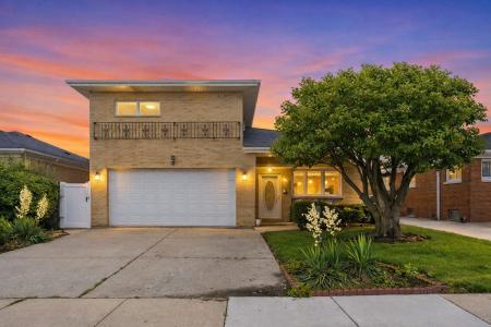 10623 Windsor Drive, Westchester, Illinois 60154, USA