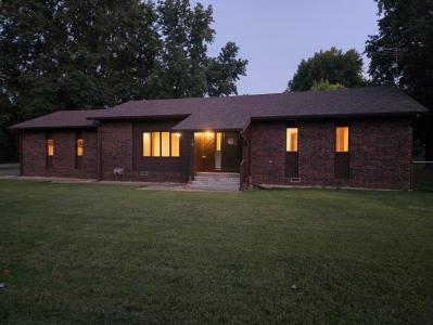 806 East Springfield Street, Aurora, Missouri 65605, USA