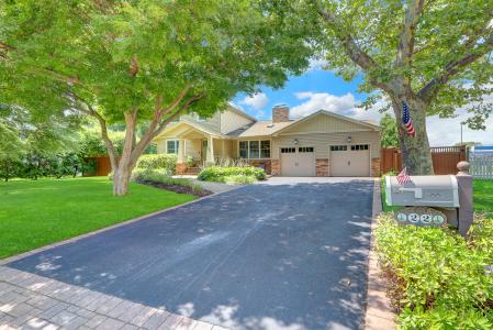 22 Larkspur Drive, West Islip, New York 11795, USA