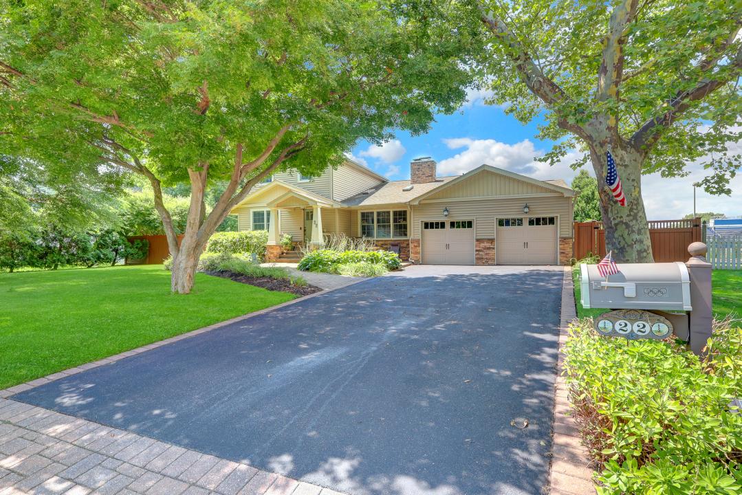 22 Larkspur Drive, West Islip, New York 11795, USA