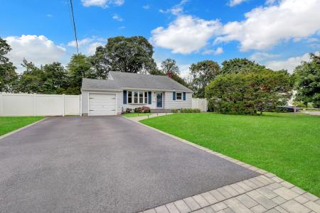 68 Alinda Avenue, West Islip, New York 11795, USA