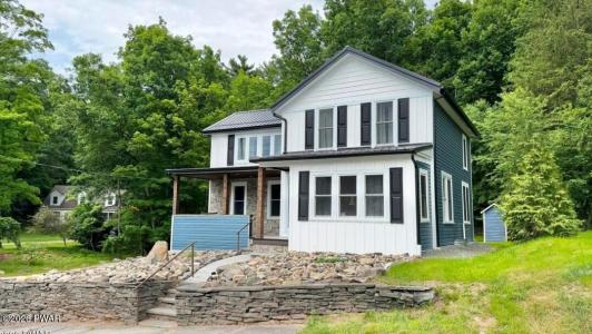 207 Highland Street, Hawley, Pennsylvania 18428, USA