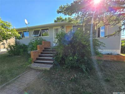 618 3RD STREET SE, Weyburn, Saskatchewan S4H 2E1, Canada