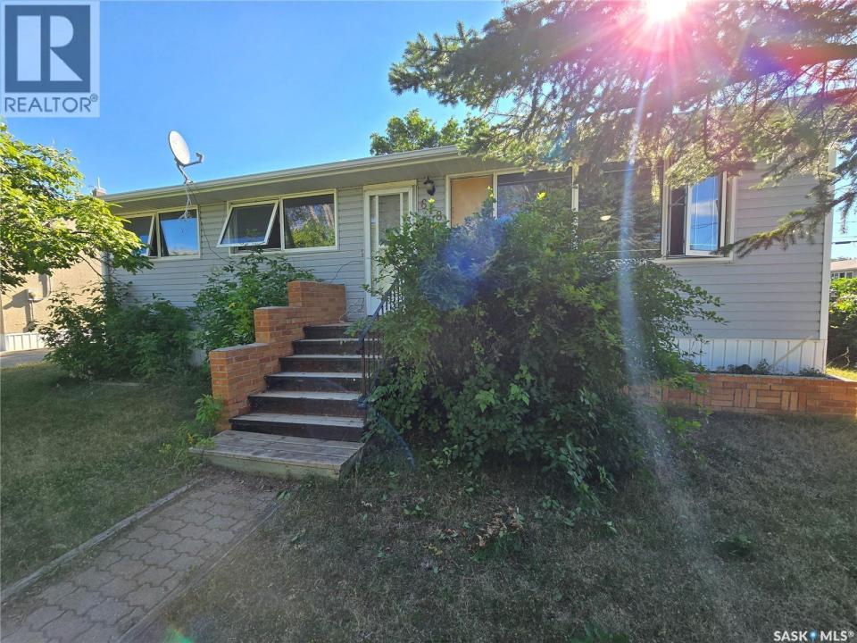 618 3RD STREET SE, Weyburn, 서스캐처원주 S4H 2E1, 캐나다
