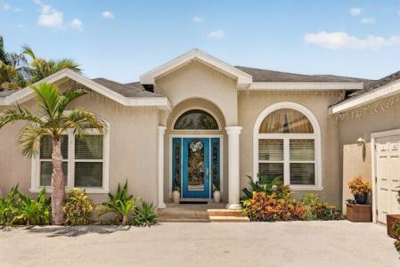 SAVANNAH NEWLANDS FAMILY HOME WITH POOL, OUTSDIE BAR & INCOME-GENERATING GUEST SUITE, Savannah, Grand Cayman, Ilhas Cayman