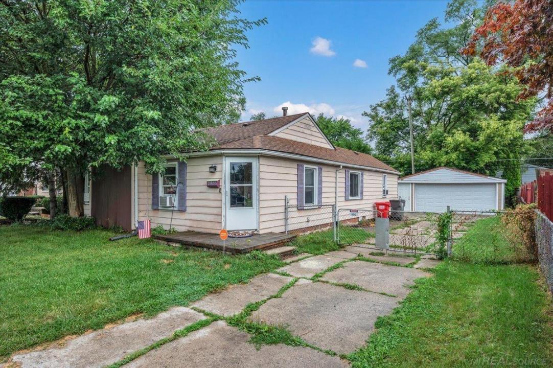 20833 Woodward, Clinton Township, Michigan 48035, États-Unis