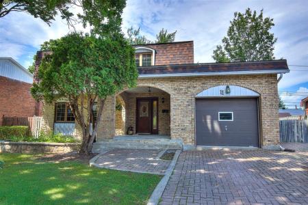 11  Rue Montclair, Dollard-Des Ormeaux, 魁北克省 H9G 2E6, 加拿大