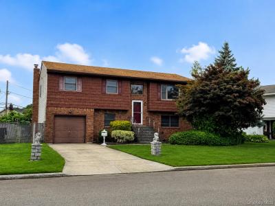 95 W Lake Drive, Lindenhurst, New York 11757, USA