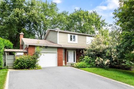 448  Rue des Pins, Saint-Bruno-de-Montarville, Québec J3V 2S5, Canada