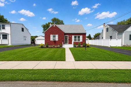 17 Heathcote Road, Lindenhurst, New York 11757, USA
