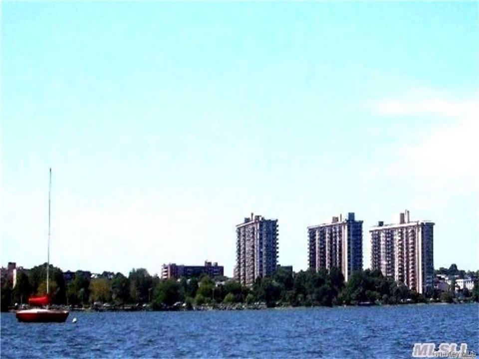 18-05 215th Street unit: 4C 4C, Bayside, New York 11360, États-Unis