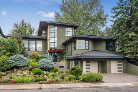 2320 JUNIPER ROAD NW, Calgary, Alberta T2N 3V2, Canada