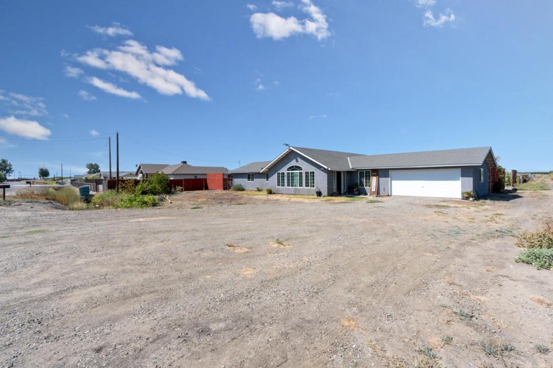 17225 Custer Avenue, Dos Palos, California 93620