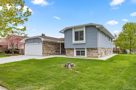 45561 Edgewood Court, Canton Charter Township, Michigan 48187, USA