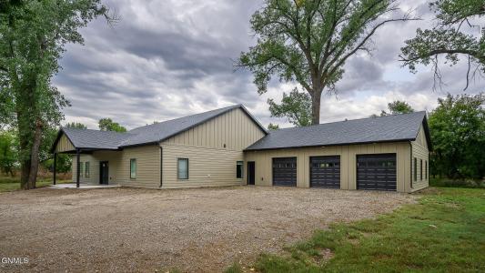 3245 River Place Drive, Mandan, North Dakota 58554, USA