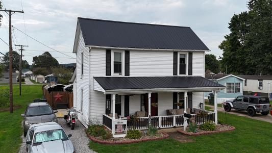 503 Tuscarawas Avenue , Newcomerstown, Ohio 43832, USA