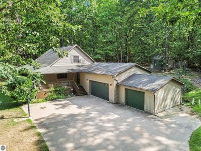 722 Bungo Lake Road, Harrison, Michigan 48625, USA
