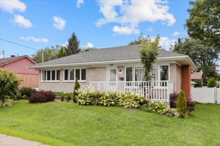 337 Rue Valois, Vaudreuil-Dorion, Quebec J7V 1T5, Canada