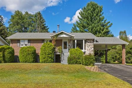 1065-1067  Rue Trudeau, Mont-Tremblant, Quebec J8E 2Z5, Canada