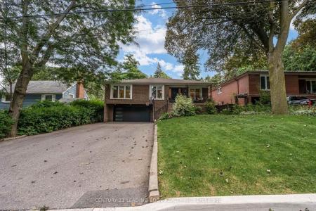 5 MOUNTBATTEN ROAD, Toronto, Ontario M9P 1Y8, Canada