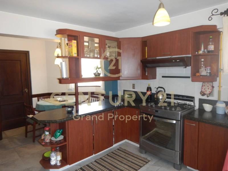 Single Family House For Sale, ZONA Irpavi, Av. Gobles entre calles 3 y