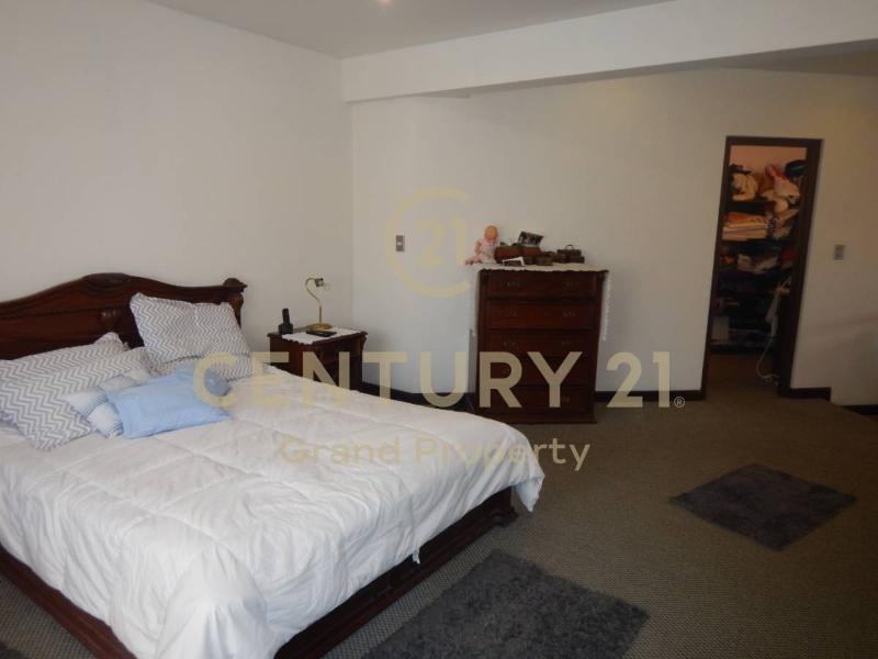 Single Family House For Sale, ZONA Irpavi, Av. Gobles entre calles 3 y