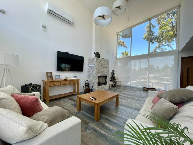 Home For Sale, Arbol de judea 1111 Canelones